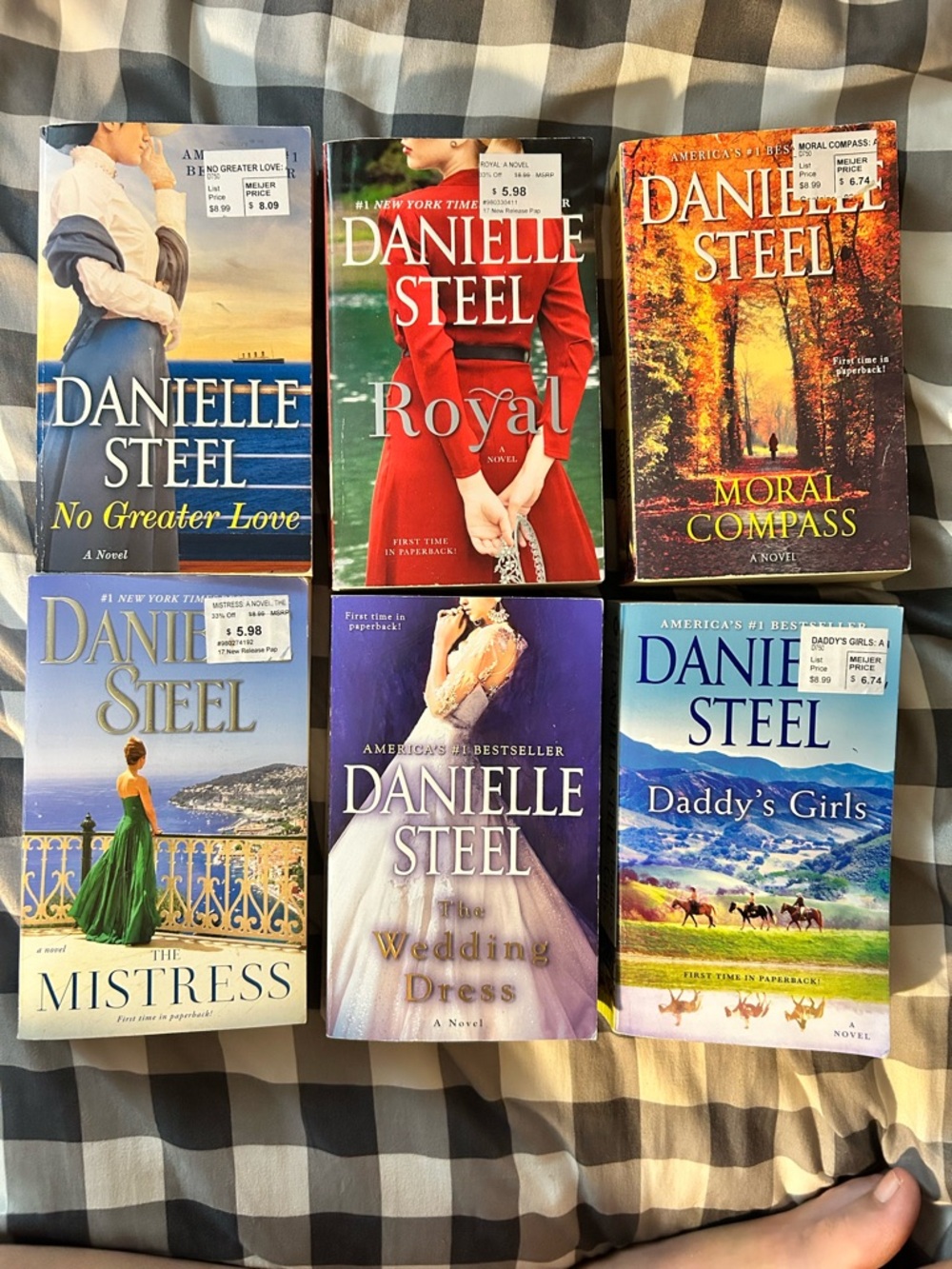 Danielle Steel Collection - Assorted Cover Colors - Set of 6 Paperback Novels
